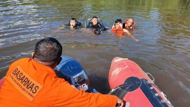 Tim Basarnas mengevakuasi tim fotografer yang tenggelam di Wisata Ekang Mangrove, Desa Ekang Anculai, Kecamatan Teluk Sebong, Bintan, Kepulauan Riau (Kepri), Minggu (5/9/2021). [Ist]