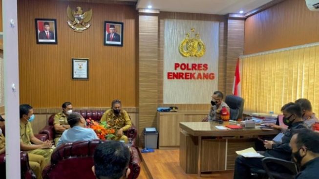 Kapolres Enrekang AKBP Andi Sinjaya Ghalib saat berkoordinasi dengan IDI Cabang Enrekang serta para pemangku kepentingan lainnya, membahas pernyataan oknum dokter Andiany Adil [SuaraSulsel.id / Antara]