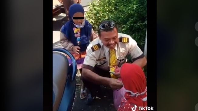 Aksi gadis kecil tunggu ayahnya di tepi jalan (tiktok)