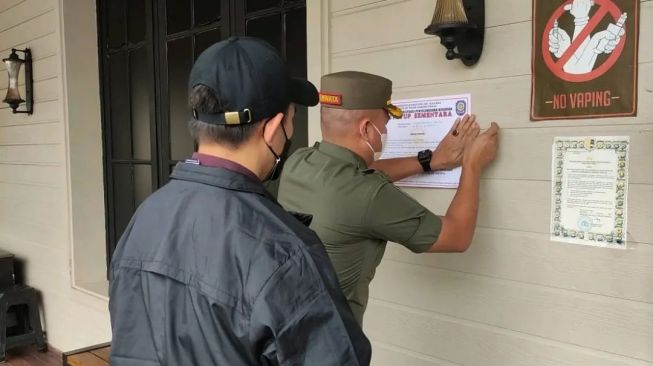 Satpol PP DKI Jakarta menutup sementara Holywings Kemang karena kasus kerumunan. (Satpol PP DKI)