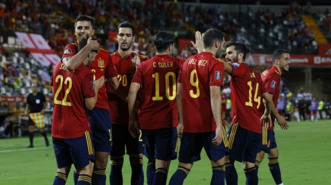 Skuad timnas Spanyol merayakan gol Pablo Sarabia dalam pertandingan Kualifikasi Piala Dunia Grup B lawan Georgia di Estadio Nuevo Vivero, Badajoz, Spanyol, Minggu (5/9/2021) waktu setempat. REUTERS/MARCELO DEL POZO