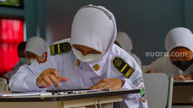 Siswa mengikuti pembelajaran tatap muka di SMKN 12 Kabupaten Tangerang, Senin (6/9).  [ Suara.com/ Hilal Rauda Fiqry]