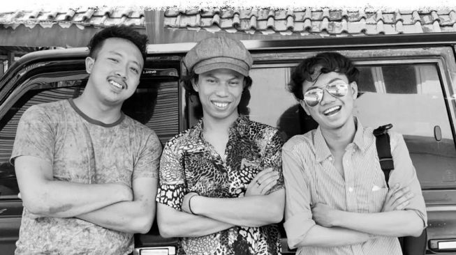 Potret tiga cowok mirip Dono Kasino Indro yang tergabung dalam grup Warkopi. (Instagram/sepriadi_97)