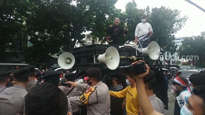 Para pendemo dukung Interpelasi Gubernur Anies Baswedan di kantor DPRD DKI dibubarkan aparat. (Suara.com/Fakhri)