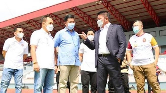 Gubernur Sumsel, Herman Deru saat berada di lapangan Stadion Bumi Sriwijaya. Sriwijaya FC Segera diakuisisi. [dok. pemprov]