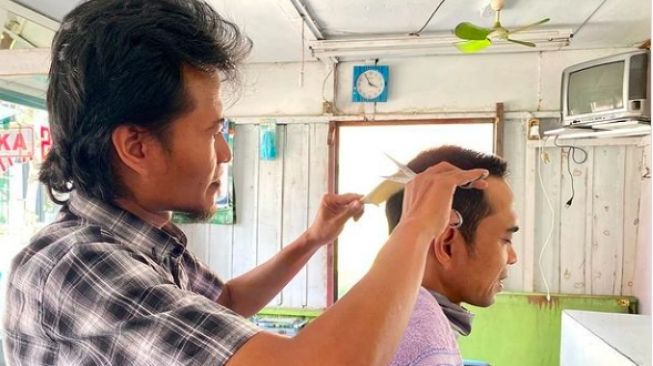 UAS Sengaja Keliling Cari Pangkas Rambut yang Sepi, Alasannya Mulia