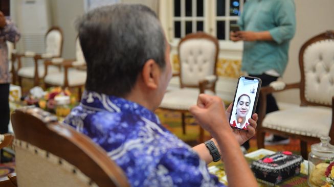 Gubernur Riau Video Call Leani Ratri Oktila Peraih Dua Emas Paralimpiade 