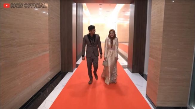 Momen Ria Ricis Ditemani Teuku Ryan di Acara Penghargaan. [YouTube/Ricis Official]