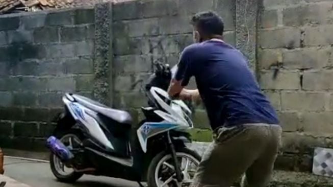 Viral Video 'Unboxing' Honda BeAT Bikin Publik Melongo, Disabet Pakai Pedang Samurai