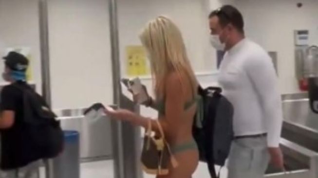 VIRAL Wanita Pakai bikini di Bandara, Jalan Santai Bawa Tas