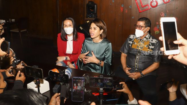 Aktris Nikita Mirzani saat menggelar konferensi dihadapan awak media terkait kasusnya dengan mantan suami, Dipo Latief di Kawasan Senopati, Jakarta Selatan, Selasa (7/9/2021). [Suara.com/Alfian Winanto]