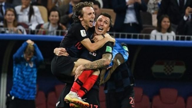 Mario Mandzukic dan Luka Modric di Timnas Kroasia. (MANAN VATSYAYANA / AFP)