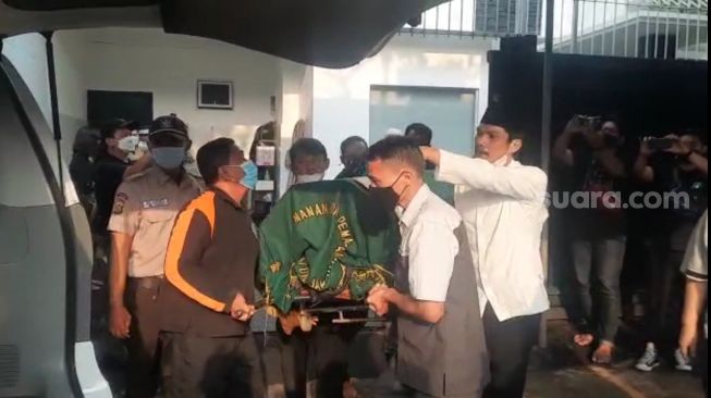 Jenazah Koes Hendratmo saat diantar dari rumahnya di kawasan Joglo, Jakarta Barat pada Selasa (7/9/2021) [Suara.com/Evi Ariska]