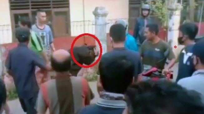 Viral Diduga Maling Motor, Dua Pria Diamuk Massa di Tangerang