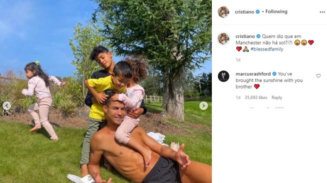 Cristiano Ronaldo berjemur dengna keluarganya. (Instagram/cristiano)