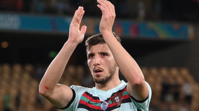 Bek Timnas Portugal, Ruben Dias. [LLUIS GENE / POOL / AFP]