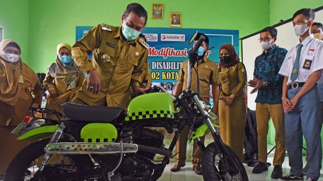 Wali Kota Serang Syafrudin memeriksa sepeda motor modifikasi hasil rancangan siswa tuna rungu di SKH Negeri 02 Serang, Banten, Selasa (7/9/2021). ANTARA FOTO/Asep Fathulrahman