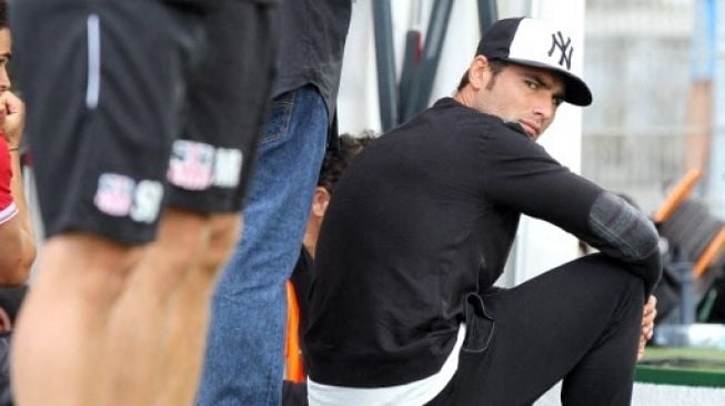 Adrian Mutu duduk di luar lapangan saat masih membela klub L1 Prancis Ajaccio. AFP PHOTO / PASCAL POCHARD-CASABIANCA 