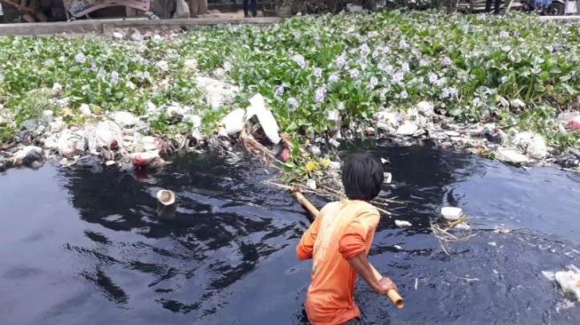 Dicari! Pencemar Kali Cilemahabang Bekasi Jadi Hitam Pekat