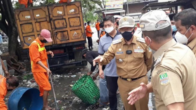 Pemerintah Kabupaten Bekasi menelusuri pencemar Kali Cilemahabang. Kali Cilemahabang tercemat hingga air di sungai itu menjadi hitam pekat. (Antara)