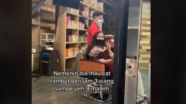 Rela Menunggu 6 Jam, Cara Pria Ini Temani Pacar Mengecat Rambut Bikin Ikut Senyum