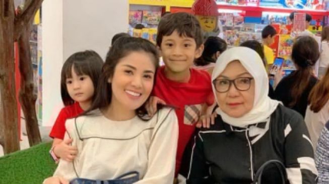 Potret Abhirama Danendra anak Nindy Ayunda. [Instagram/nindyayunda]