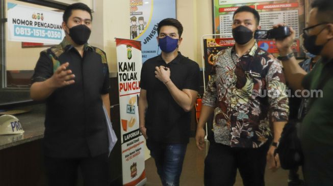 Aktor Jonathan Frizzy usai menjalani pemeriksaan di Polres Metro Jakarta Selatan, Selasa (7/9/2021). [Suara.com/Alfian Winanto]