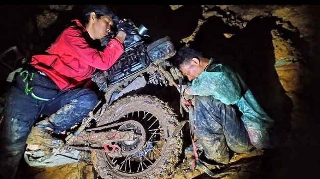 Ibnu Jamil terlihat capek saat trabasan hingga terlelap di motor (Instagram/ibnujamilo)