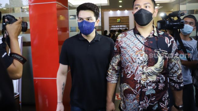 Aktor Jonathan Frizzy usai menjalani pemeriksaan di Polres Metro Jakarta Selatan, Selasa (7/9/2021). [Suara.com/Alfian Winanto]