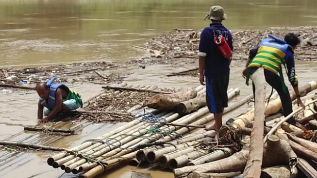 Selfie Berujung Petaka, Gadis 16 Tahun Hilang Tercebur di Sungai Ciujung