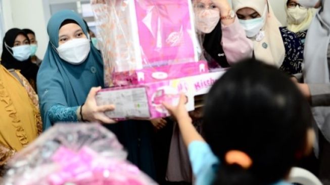 Anak Korban Penganiayaan Orang Tua di Kabupaten Gowa Diberi Banyak Hadiah