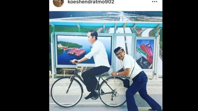 Berpose bersama foto Presiden RI Joko Widodo [Instagram koeshendratmo902].