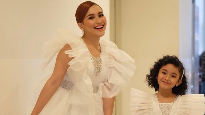 6 Potret Ayu Ting Ting Liburan Bareng Keluarga, Kompak Pakai Baju Kembaran