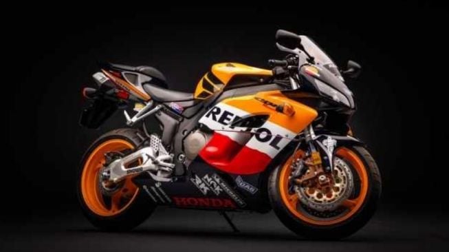 Honda melelang moge edisi Repsol untuk bantu anak-anak pengidap tumor otak. (visordown.com)