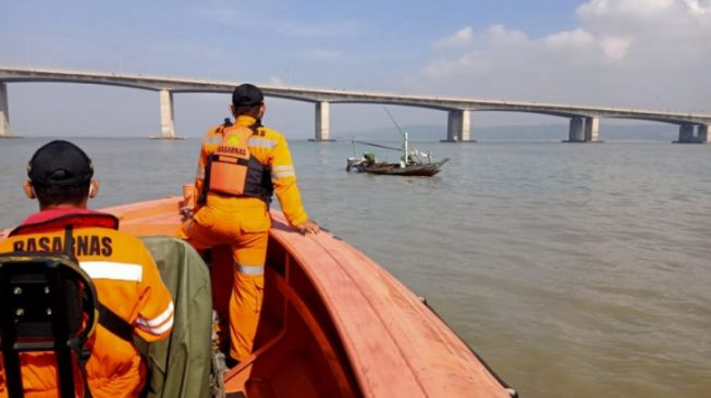 Pria yang Lompat dari Jembatan Suramadu Dievakuasi Tim SAR, Begini Kondisinya