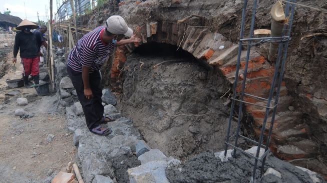 Warga melihat susunan batu pada temuan yang diduga terowongan kuno di Sabrang Lor, Trucuk, Klaten, Jawa Tengah, Selasa (7/9/2021).  ANTARA FOTO/Aloysius Jarot Nugroho