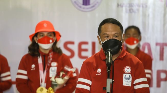 Menpora Zainudin Amali saat menyambut kedatangan kloter terakhir atlet Paralimpiade Indonesia di terminal 3 Bandar Udara Soekarno-Hatta, Cengkareng, Tangerang, Selasa (7/9/2021) pukul 04.00 WIB. [Dok. NPC Indonesia]