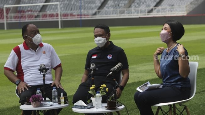 Menteri Pemuda dan Olahraga Zainudin Amali (tengah) bersama Ketua Umum Komite Olahraga Nasional Indonesia (KONI) Pusat Marciano Norman (kiri) menjawab pertanyaan dari pembawa acara saat Podcast Cipta Karya di Stadion Utama Gelora Bung Karno, Jakarta, Rabu (8/9/2021). [Suara.com/Angga Budhiyanto] 