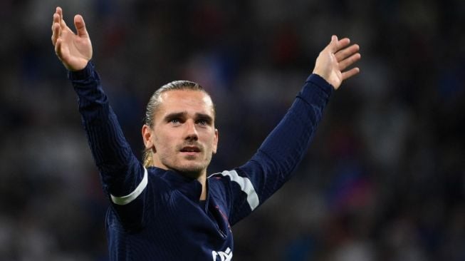 Gestur penyerang Timnas Prancis, Antoine Griezmann usai laga kualifikasi Piala Dunia 2022 zona Eropa kontra Finlandia di Groupama Stadium, Lyon, Rabu (8/9/2021). [FRANCK FIFE / AFP]