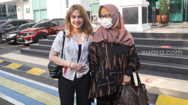 Aktris Aisyah Aqilah bersama Areistiani, Ibu dari Jeff Smith saat ditemui di Pengadilan Negeri Jakarta Barat, Rabu (8/9/2021). [Suara.com/Alfian Winanto]