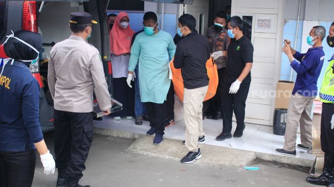 Petugas membawa Jenazah Korban Kebakaran Lapas Tangerang di RSUD Kabupaten Tangerang, Tangerang, Banten, Rabu (8/9).  [Suara.com/ Hilal Rauda Fiqry]