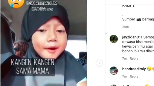 Bocah perempuan yang mendatangi makam mamaknya [instagram]