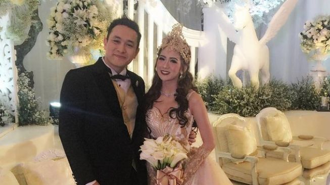 Seleb nikah pakai gaun rancangan Ivan Gunawan. [Instagram/ivan_gunawan]