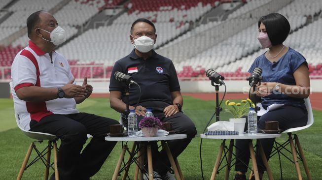 Menteri Pemuda dan Olahraga Zainudin Amali (tengah) bersama Ketua Umum Komite Olahraga Nasional Indonesia (KONI) Pusat Marciano Norman (kiri) menjawab pertanyaan dari pembawa acara saat Podcast Cipta Karya di Stadion Utama Gelora Bung Karno, Jakarta, Rabu (8/9/2021). [Suara.com/Angga Budhiyanto] 