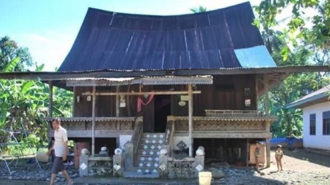 Rumah Gadang Surambi Papek. [https://budaya-indonesia.org/]