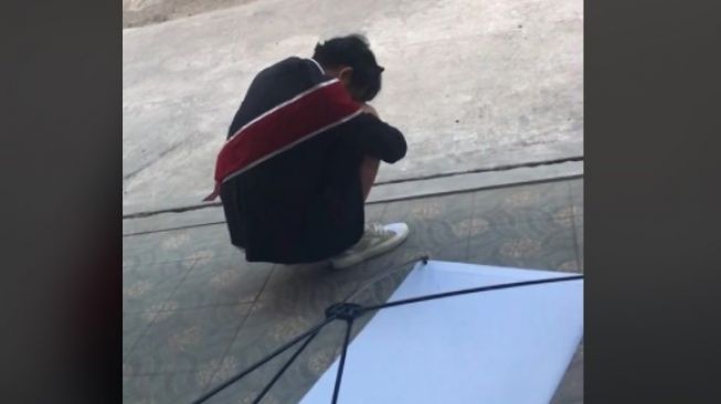 Tak Ada Teman yang Datang Usai Sidang Skripsi, Mahasiswa Ini Nangis