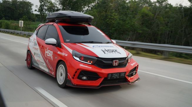 Honda Brio: pelek HSR Minas ring 15 dan lebar 7 inchi dilengkapi ban Accelera 651 Sport 195/50/15 di depan dan Accelera PHI pada ban belakang  [HSR]. 