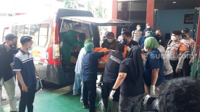 Jenazah napi, korban kebakaran Lapas Tangerang saat tiba di Rumah Sakit Polri, Kramatjati, Jaktim. (Suara.com/Welly Hidayat)
