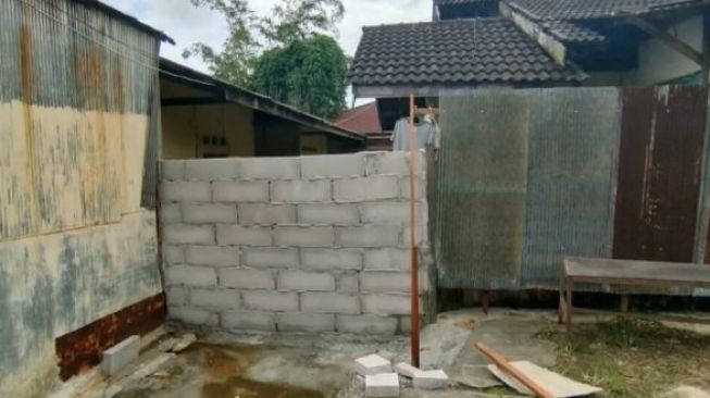Tembok 2 meter yang dibangun peilik lahan membuat akses warga tertutup di Kelurahan Batu Ampar, Balikpapan. [inibalikpapan.com]