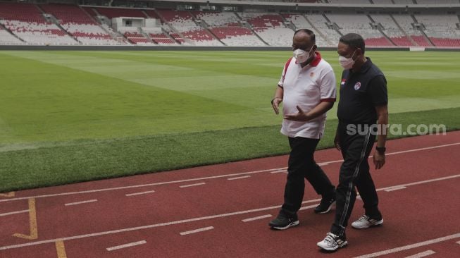 Menteri Pemuda dan Olahraga Zainudin Amali (kanan) bersama Ketua Umum Komite Olahraga Nasional Indonesia (KONI) Pusat Marciano Norman berjalan usai melakukan sesi tanya jawab pada Podcast Cipta Karya di Stadion Utama Gelora Bung Karno, Jakarta, Rabu (8/9/2021). [Suara.com/Angga Budhiyanto] 